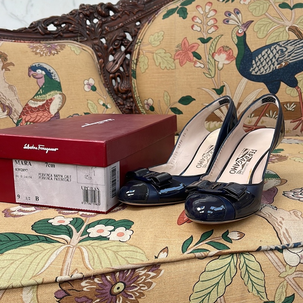 Mara Ferragamo Pervinca Nappa Calf & Patent Calf Leather Heels in Navy with Bow